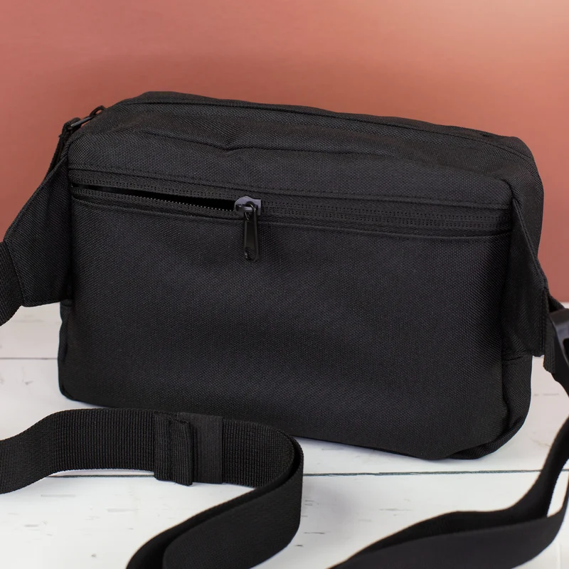 Bauchtasche mit Name personalisiert in schwarz oder rosa | Gürteltasche als Geschenk für Frauen