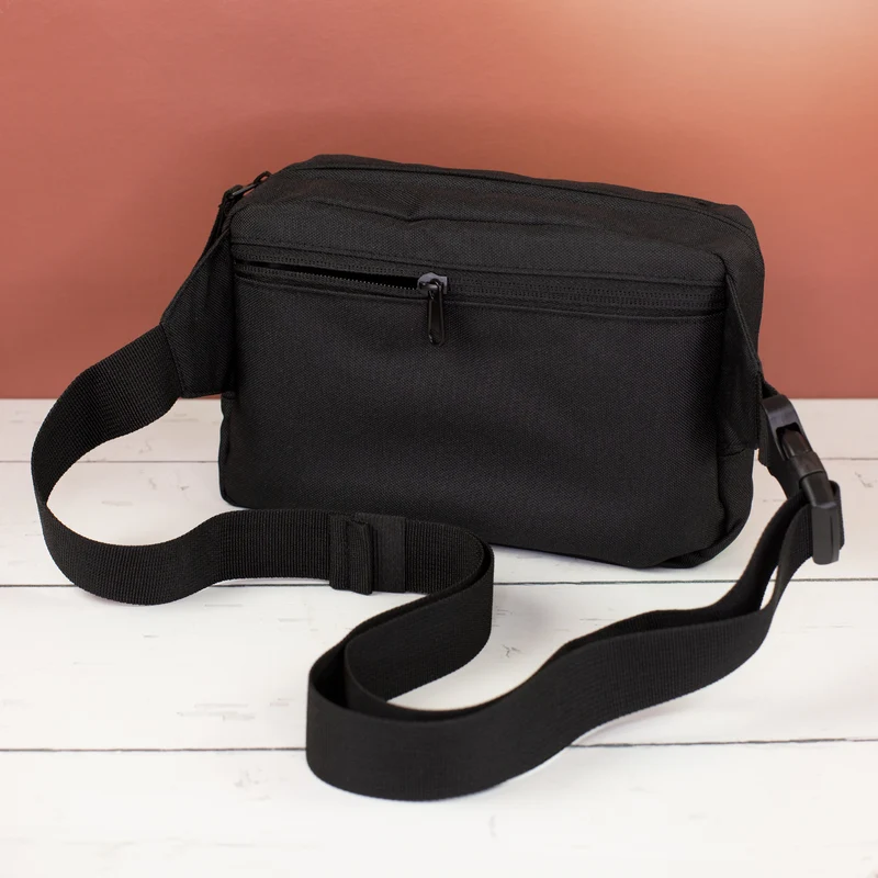 Bauchtasche mit Name personalisiert in schwarz oder rosa | Gürteltasche als Geschenk für Frauen