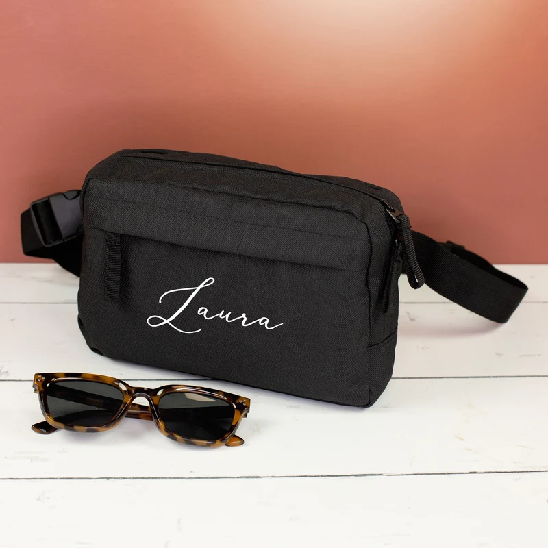 Bauchtasche mit Name personalisiert in schwarz oder rosa | Gürteltasche als Geschenk für Frauen