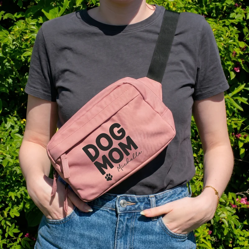 Bauchtasche 'Dog Mom' personalisiert mit Name in Schwarz o. Rosa | Gürteltasche für Hunde Mama & Frauen