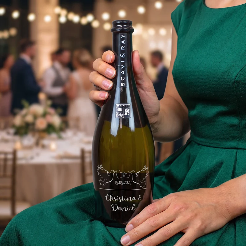 Scavi & Ray Gravierte Seccoflasche mit Taubenmotiv, Namen und Datum zur Hochzeit