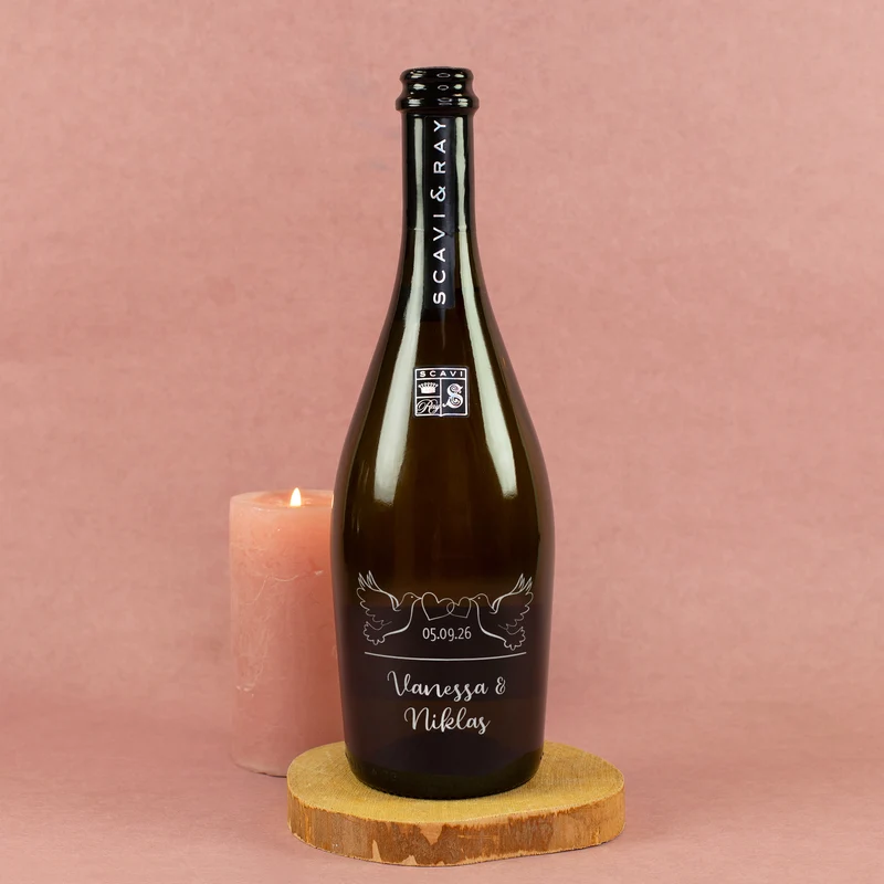 Scavi & Ray Gravierte Seccoflasche mit Taubenmotiv, Namen und Datum zur Hochzeit