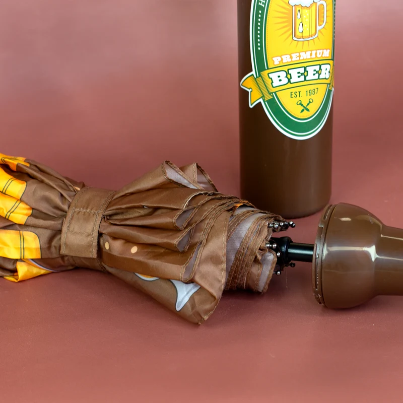 Taschen Regenschirm als Bierflasche