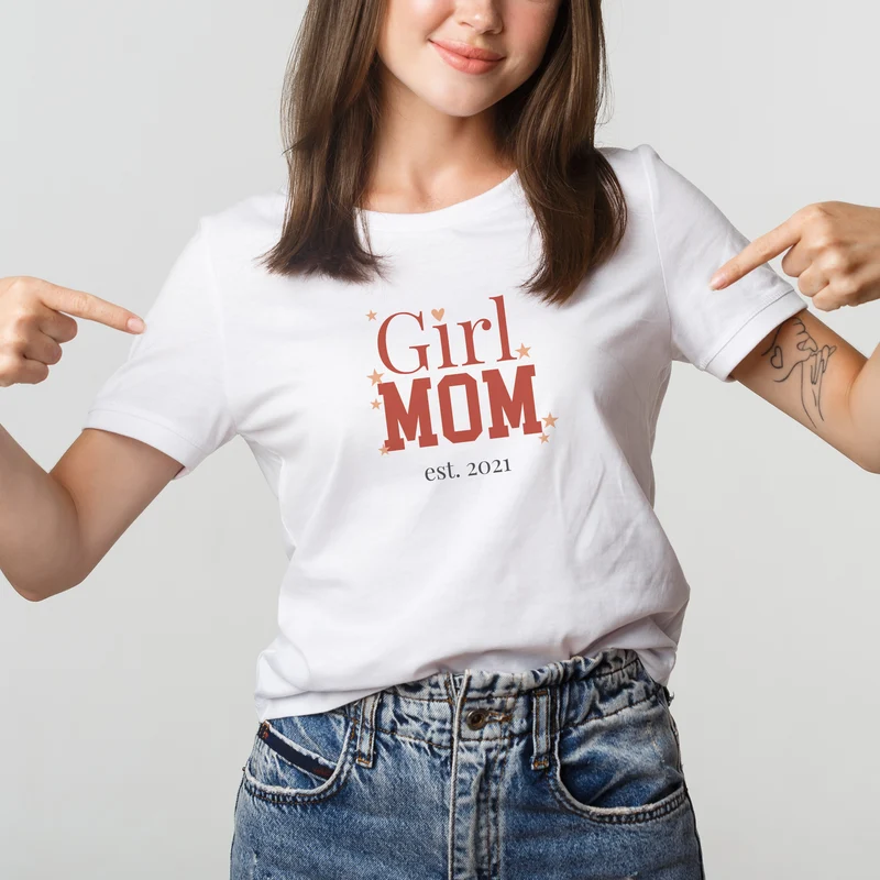 Damen T-Shirt 'Girl Mom' personalisiert mit Jahreszahl in Weiß | Geschenk zur Geburt & Muttertag