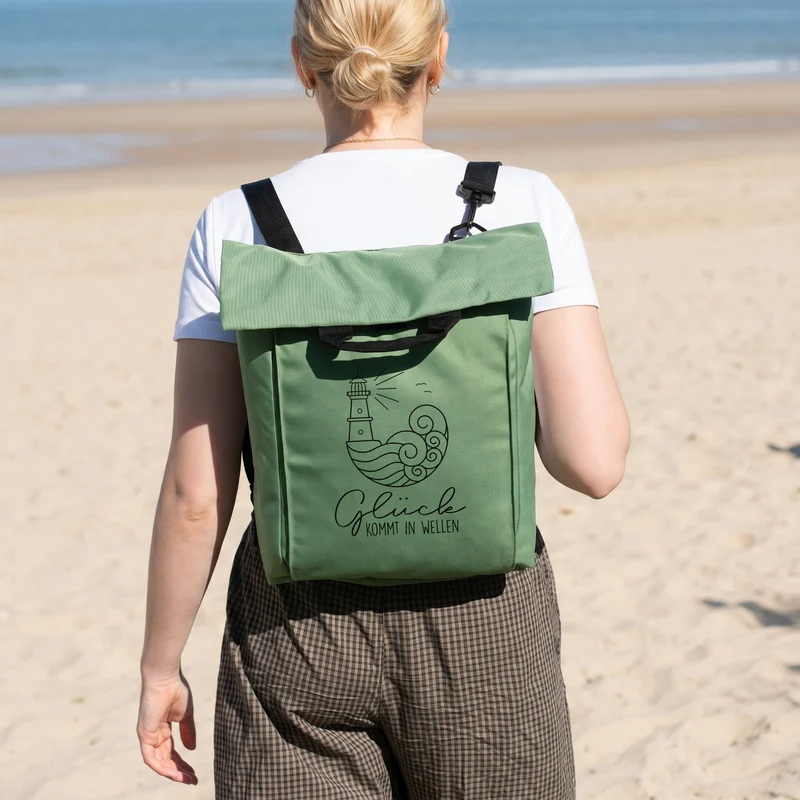 Leichter 2-in-1 Rucksack & Tasche mit Leuchtturm Motiv für Wandern und Urlaub | Glück kommt in Wellen