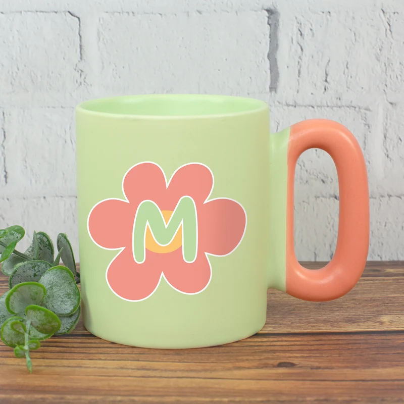 Personalisierte Tasse mit Blume & Initiale | Bunter Porzellan Kaffeebecher von Ritzenhoff & Breker