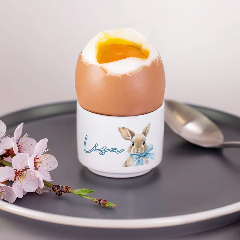 Personalisierter Eierbecher zu Ostern mit Name | Keramik Eierbecher mit Hasenmotiv als Ostergeschenk