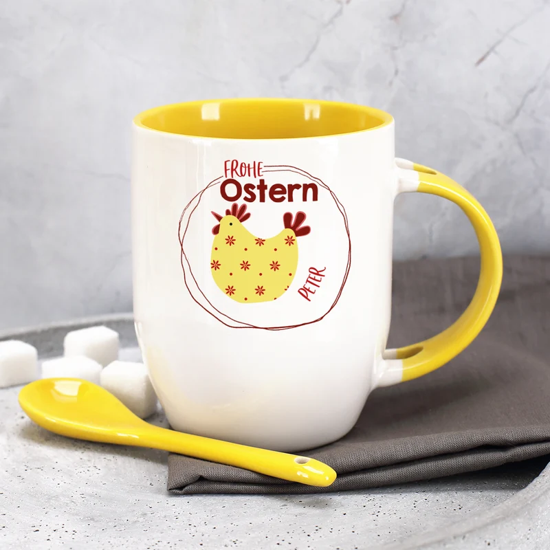 Personalisierte Löffeltasse 'Frohe Ostern' mit Name & gelbem Löffel | Osterbecher 300 ml mit Huhn