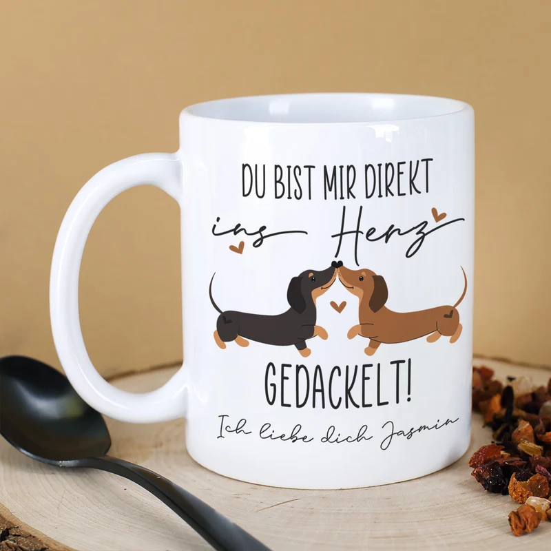 Personalisierte Tasse 'Ins Herz gedackelt' mit Dackel-Motiv & Wunschtext | Geschenk zum Valentinstag