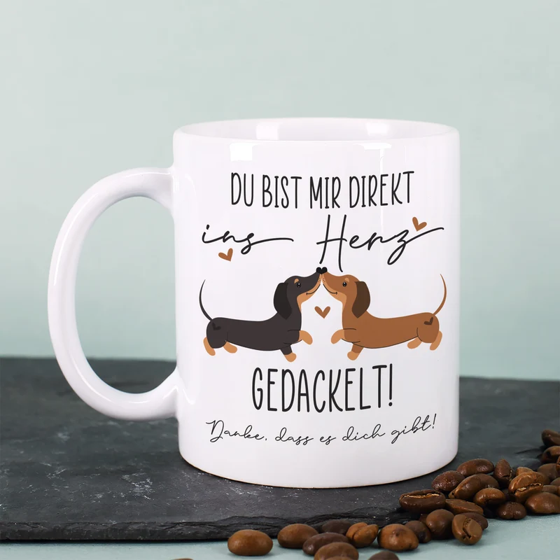 Personalisierte Tasse 'Ins Herz gedackelt' mit Dackel-Motiv & Wunschtext | Geschenk zum Valentinstag