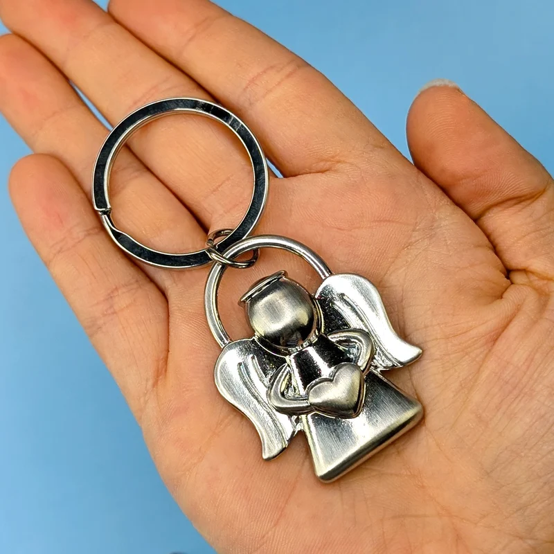 Metall-Schlüsselanhänger Schutzengel mit Herzsymbol in den Händen & geschwungenen Flügeln