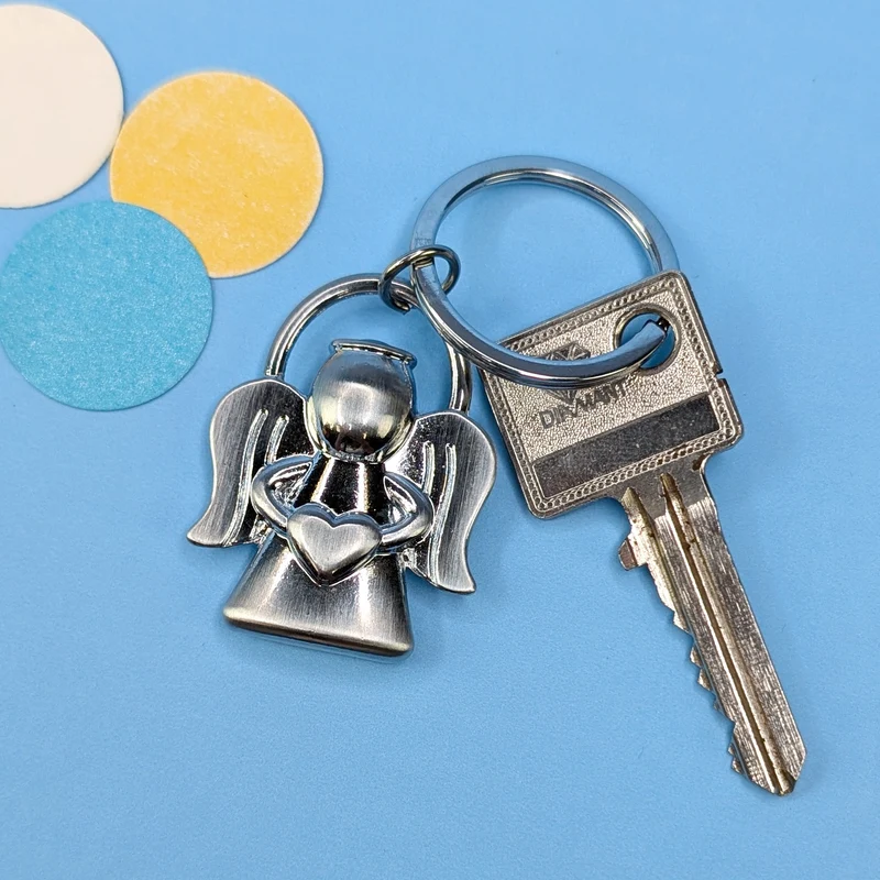 Metall-Schlüsselanhänger Schutzengel mit Herzsymbol in den Händen & geschwungenen Flügeln