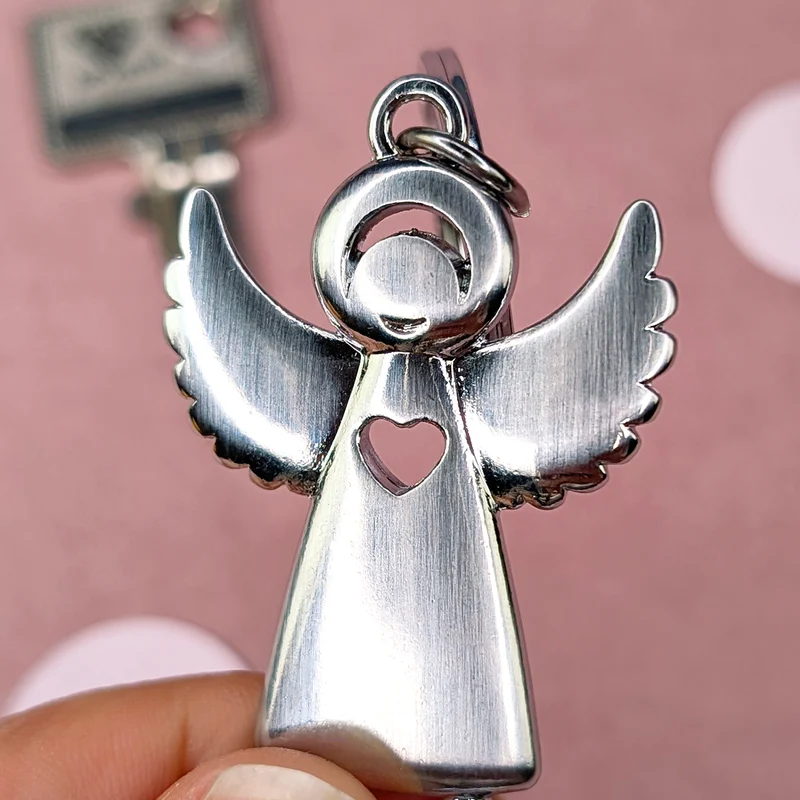 Metall-Schlüsselanhänger Schutzengel mit Herz und ausgebreiteten Flügeln