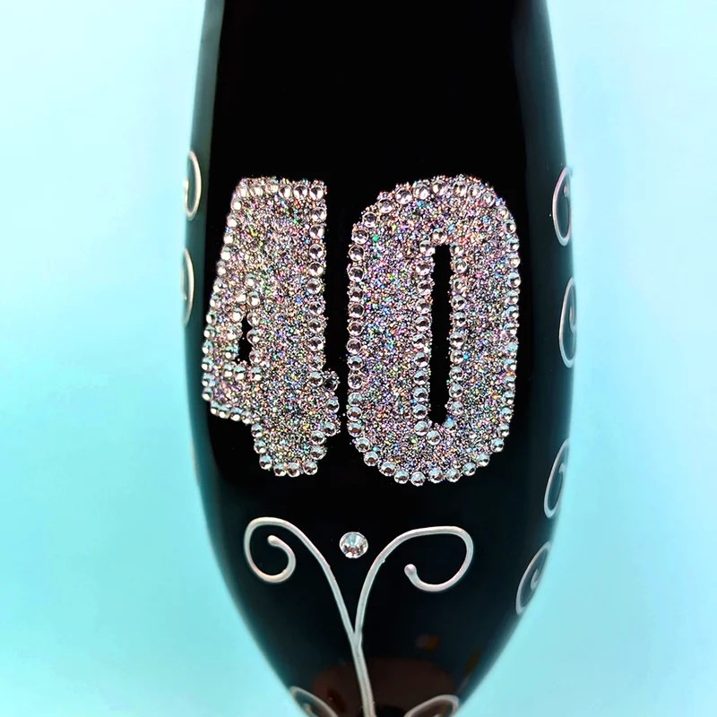 Schwarzes Sektglas mit Glitzerzahl für runde Geburtstage & Jubiläum