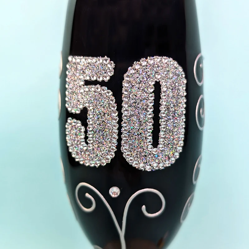 Schwarzes Sektglas mit Glitzerzahl für runde Geburtstage & Jubiläum