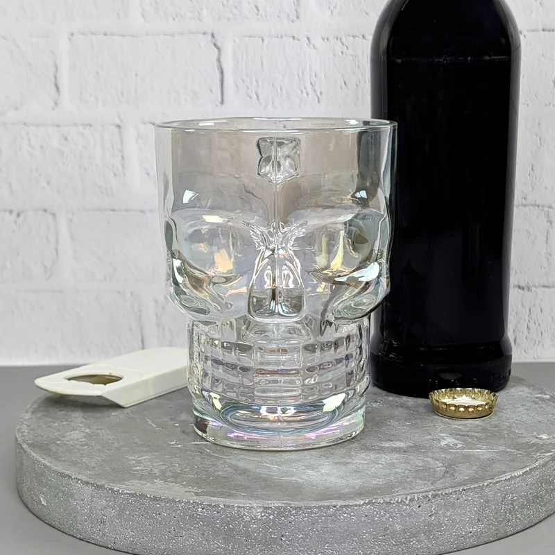 Totenkopf-Bierglas 500 ml | irisierendes Trinkglas mit Griff in Knochenform