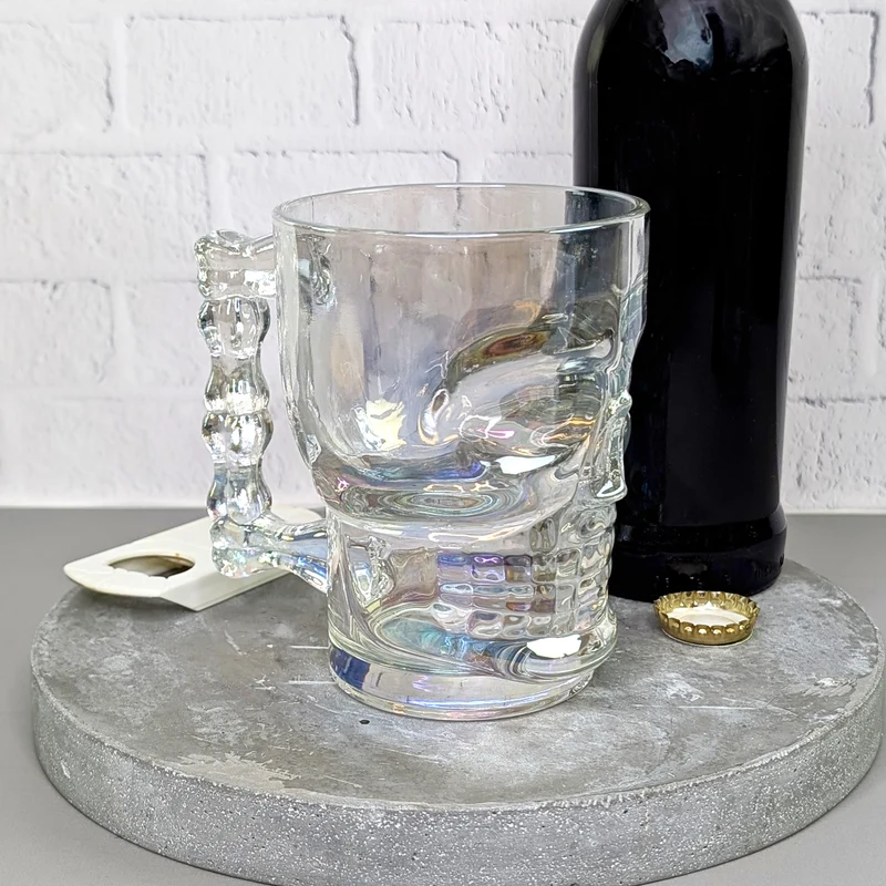 Totenkopf-Bierglas 500 ml | irisierendes Trinkglas mit Griff in Knochenform