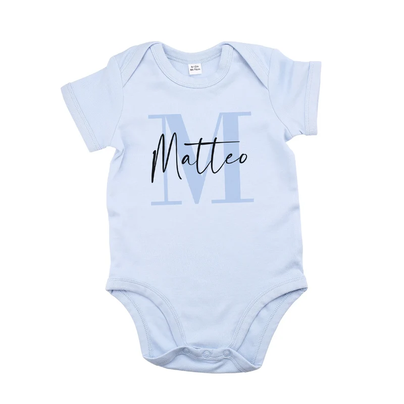 Hellblauer Babybody mit Name und Initiale