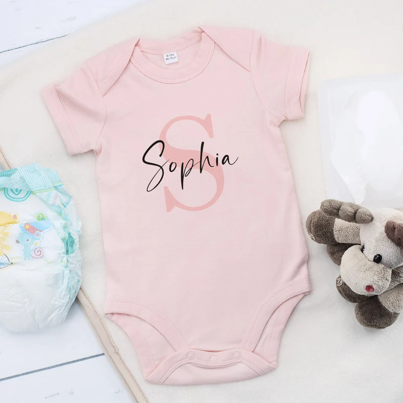 Babygeschenk - Body in rosa mit Name und Initiale