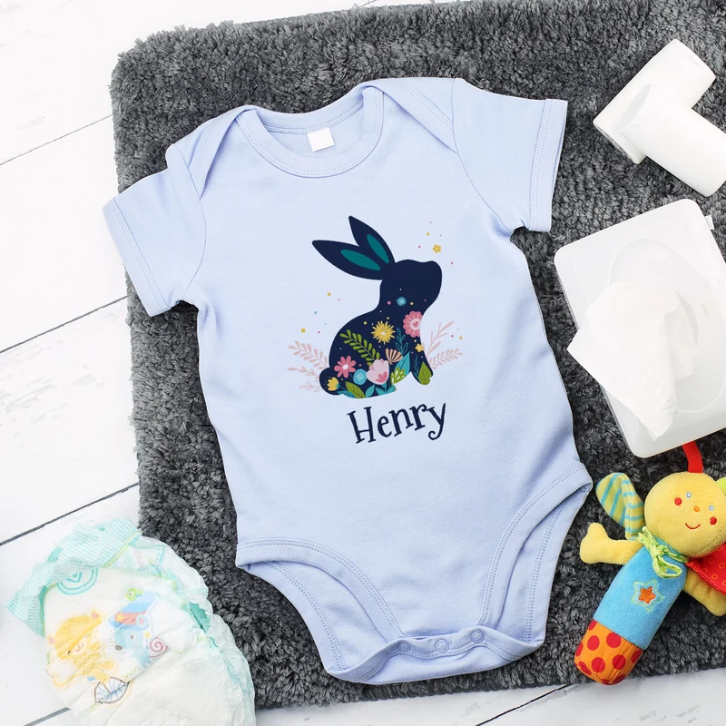 Babybody in pastellrosa mit Name und Osterhase