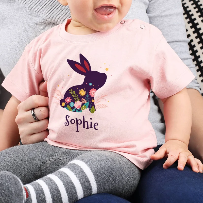 Babyshirt in pastellrosa mit Name und Osterhase