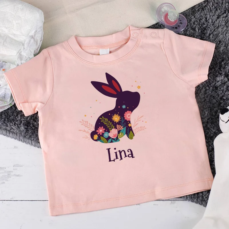 Babyshirt in pastellrosa mit Name und Osterhase