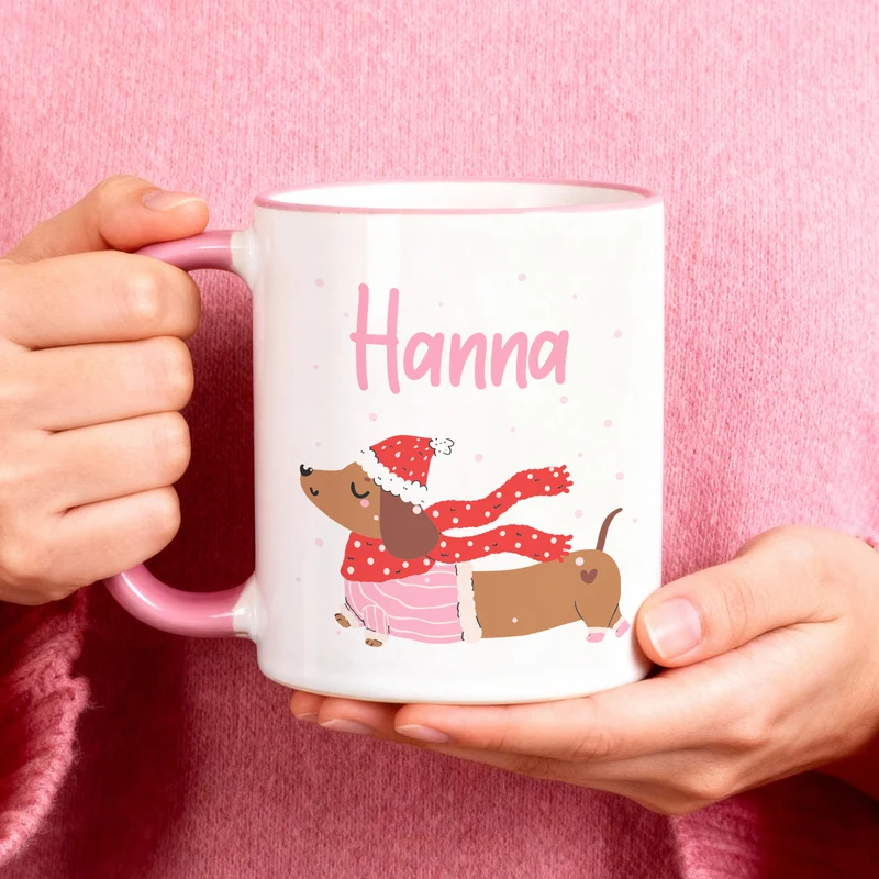 Personalisierte Keramiktasse mit Dackel-Motiv & Name in Rosa | Geschenk für Weihnachten & Winterzeit