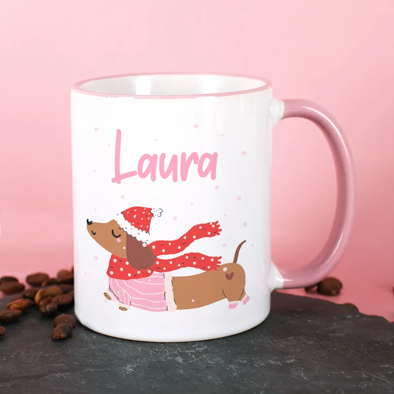 Personalisierte Keramiktasse mit Dackel-Motiv & Name in Rosa | Geschenk für Weihnachten & Winterzeit