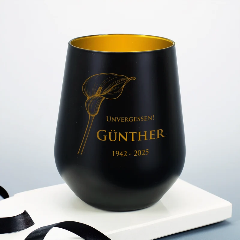 Personalisiertes Windlicht als Trauerkerze mit Gravur und Calla-Motiv | Weiß & Schwarz