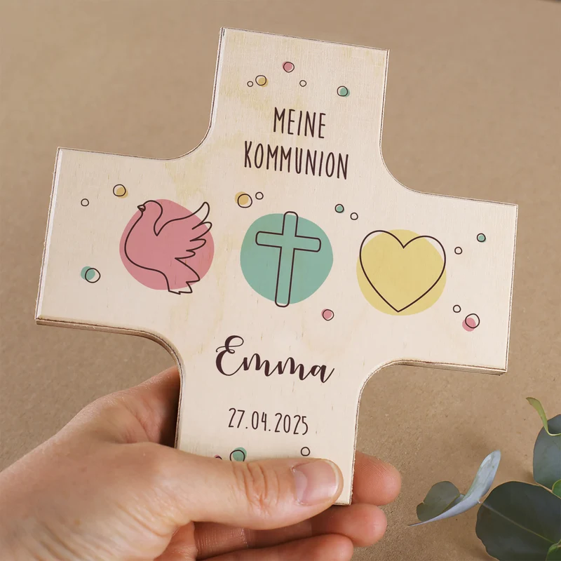 Holzkreuz zur Taufe, Kommunion oder Konfirmation mit Taube, Kreuz & Herz Motiv