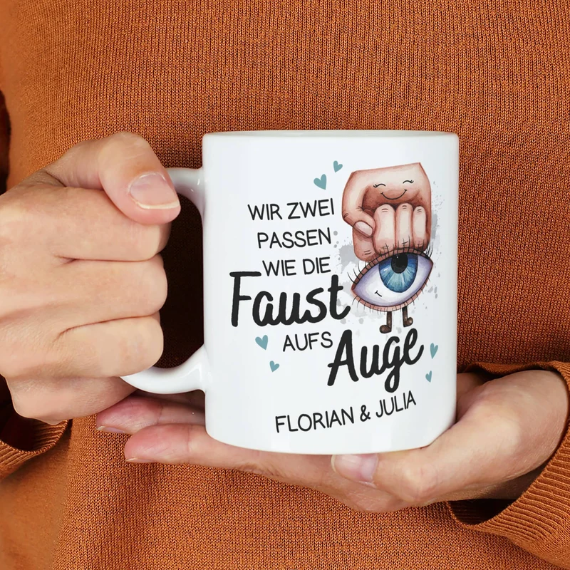 Wir zwei passen wie die Faust aufs Auge - Tasse mit Ihren Wunschnamen