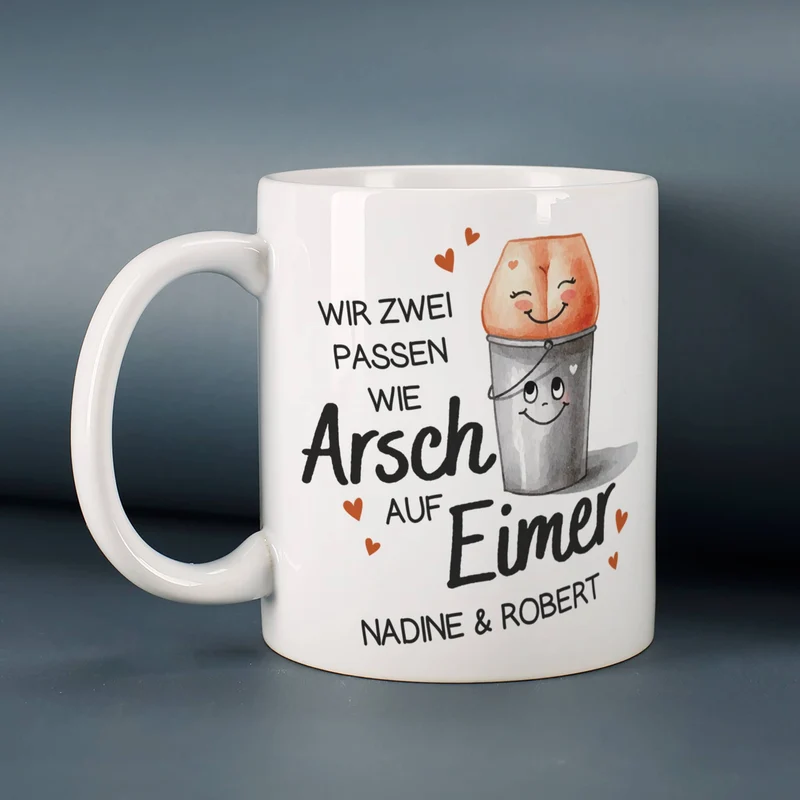 Wir zwei passen wie Arsch auf Eimer - Tasse mit Ihren Wunschnamen