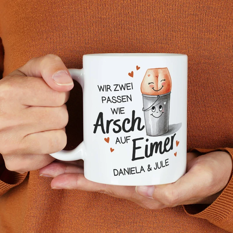 Wir zwei passen wie Arsch auf Eimer - Tasse mit Ihren Wunschnamen