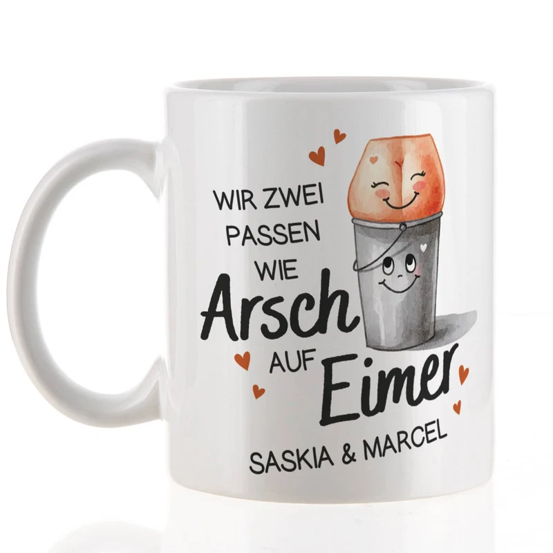 Wir zwei passen wie Arsch auf Eimer - Tasse mit Ihren Wunschnamen