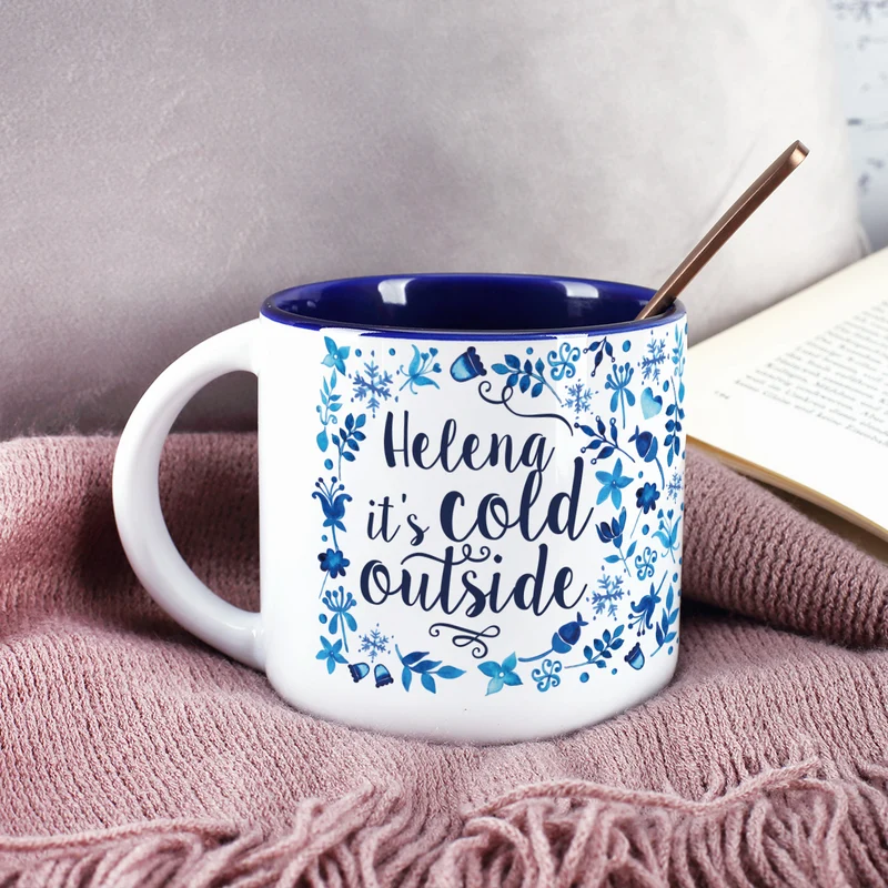 Große winterliche Tasse - it's cold outside - mit Name, Schneeflocken und Blüten