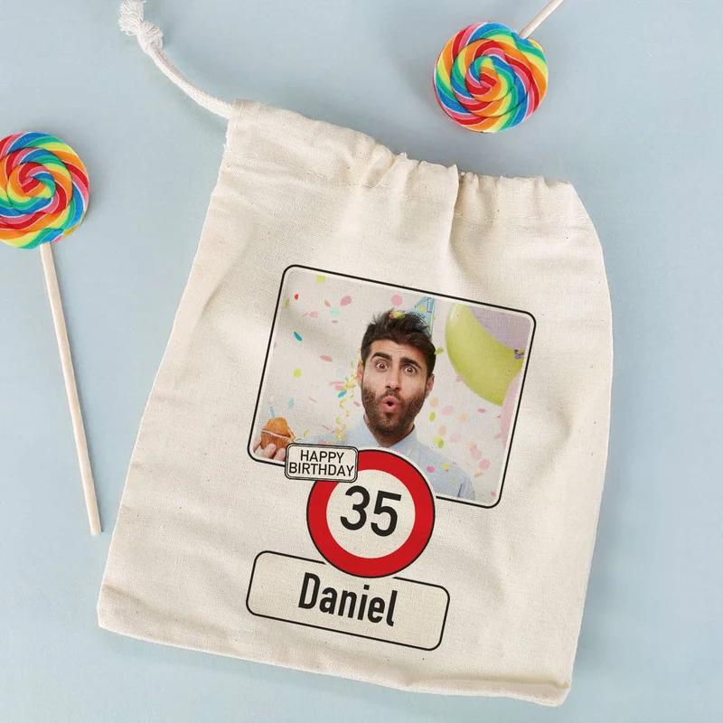 Kleiner Geschenksack zum Geburtstag mit Verkehrszeichen, Foto, Alter & Name