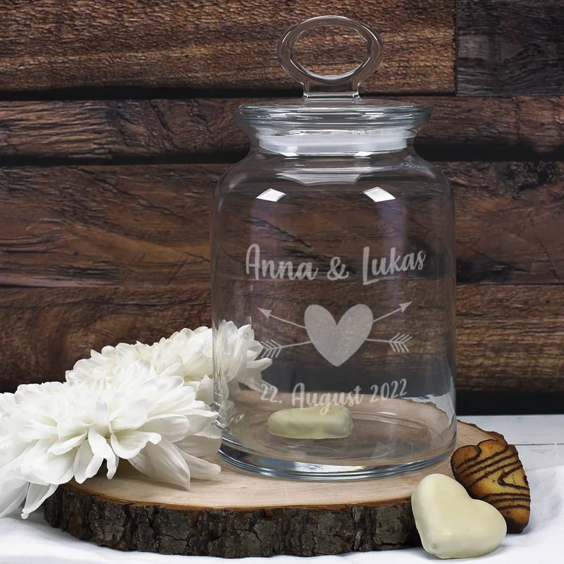 Das perfekte Hochzeitsgeschenk - Gravierte Glasdose mit Herz und Wunschtext graviert