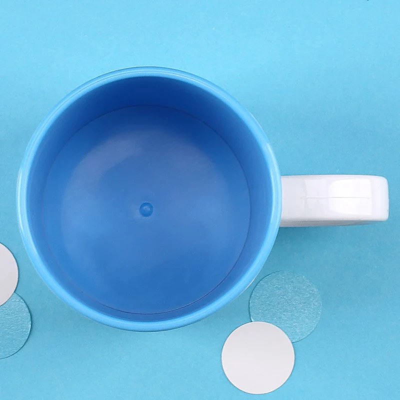 Kunststofftasse mit Punkten für Jungen