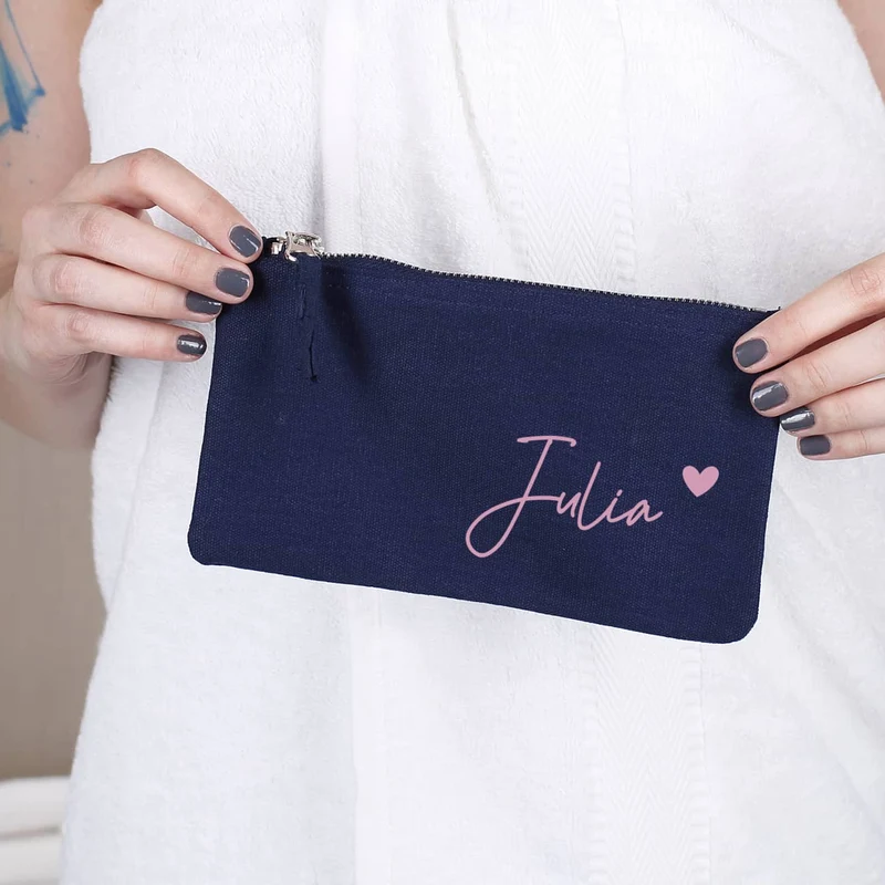 Dunkelblaue Kosmetiktasche mit Name und Herz