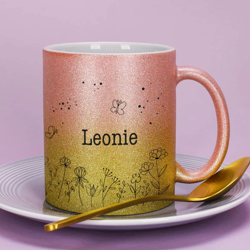 Glitzertasse mit Blumenwiese und Ihrem Wunschnamen bedruckt