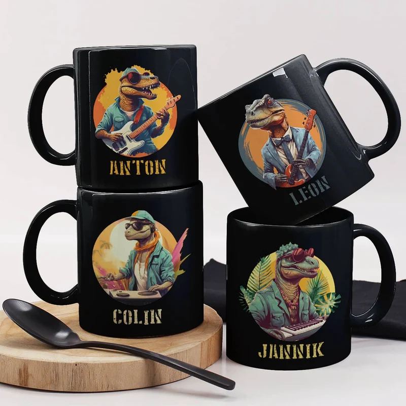 Coole Tasse in schwarz mit Crazy-Dinos und Ihrem Wunschnamen bedruckt