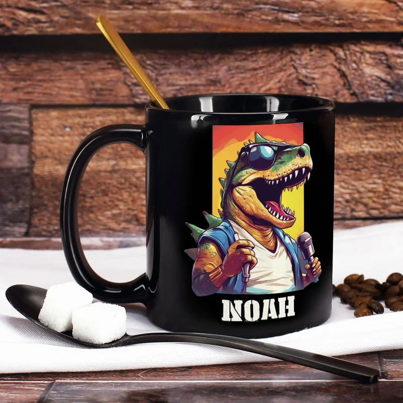 Coole Tasse in schwarz mit Crazy-Dinos und Ihrem Wunschnamen bedruckt