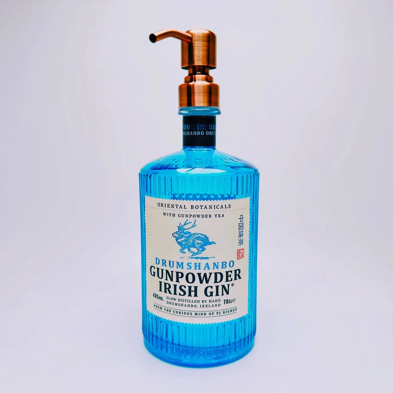 Gin-Seifenspender “Gunpowder“ | Upcycling Pumpspender aus Gunpowder Gin Flasche | Nachfüllbar | Handgemachte Bad Deko Geschenk aus Irland