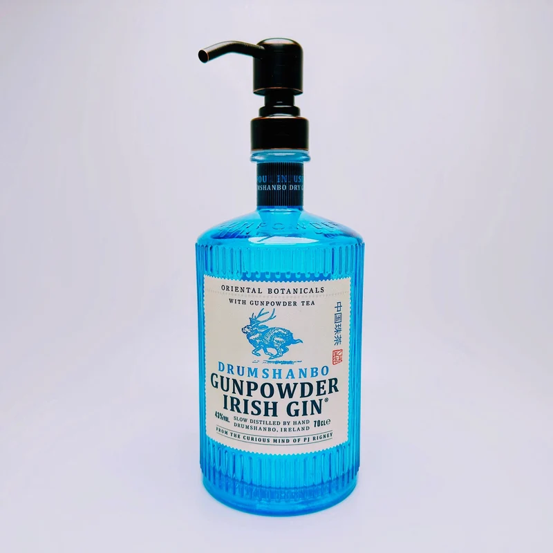 Gin-Seifenspender “Gunpowder“ | Upcycling Pumpspender aus Gunpowder Gin Flasche | Nachfüllbar | Handgemachte Bad Deko Geschenk aus Irland