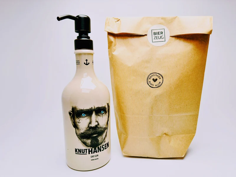 Gin-Seifenspender “Knut“ | Upcycling Pumpspender aus Original Knut Hansen Gin-Flasche | Nachfüllbar mit Seife | Bad-Deko | Geschenk Hamburg