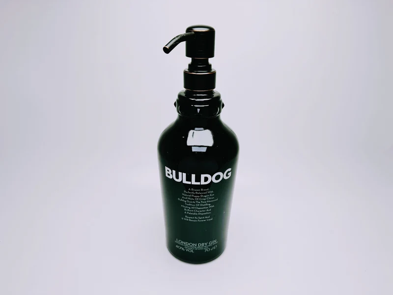 Gin-Seifenspender “Bulldog Brilliance“ | Upcycling Pumpspender aus Bulldog Gin-Flasche | Nachfüllbar mit Seife | Bad Deko Geschenk England