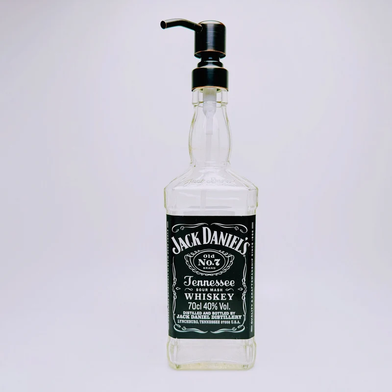 Whisky-Seifenspender “Jacky” | Upcycling Pumpspender aus Jack Daniels Flasche | Nachfüllbar | Bad Deko | Geschenkidee für Whisky Fans