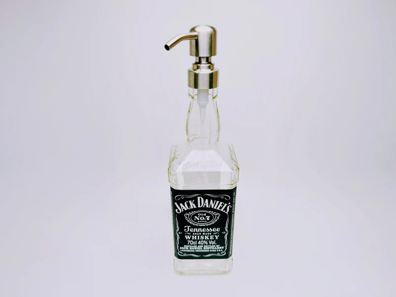 Whisky-Seifenspender “Jacky” | Upcycling Pumpspender aus Jack Daniels Flasche | Nachfüllbar | Bad Deko | Geschenkidee für Whisky Fans