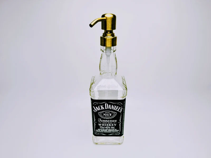 Whisky-Seifenspender “Jacky” | Upcycling Pumpspender aus Jack Daniels Flasche | Nachfüllbar | Bad Deko | Geschenkidee für Whisky Fans