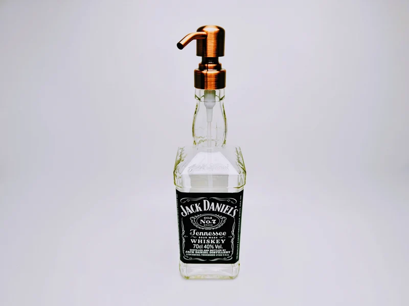 Whisky-Seifenspender “Jacky” | Upcycling Pumpspender aus Jack Daniels Flasche | Nachfüllbar | Bad Deko | Geschenkidee für Whisky Fans
